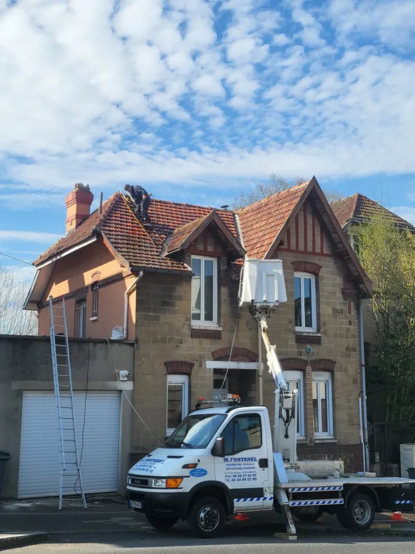 Camion nacelle Fontanel devant une maison en brique à toiture de tuiles