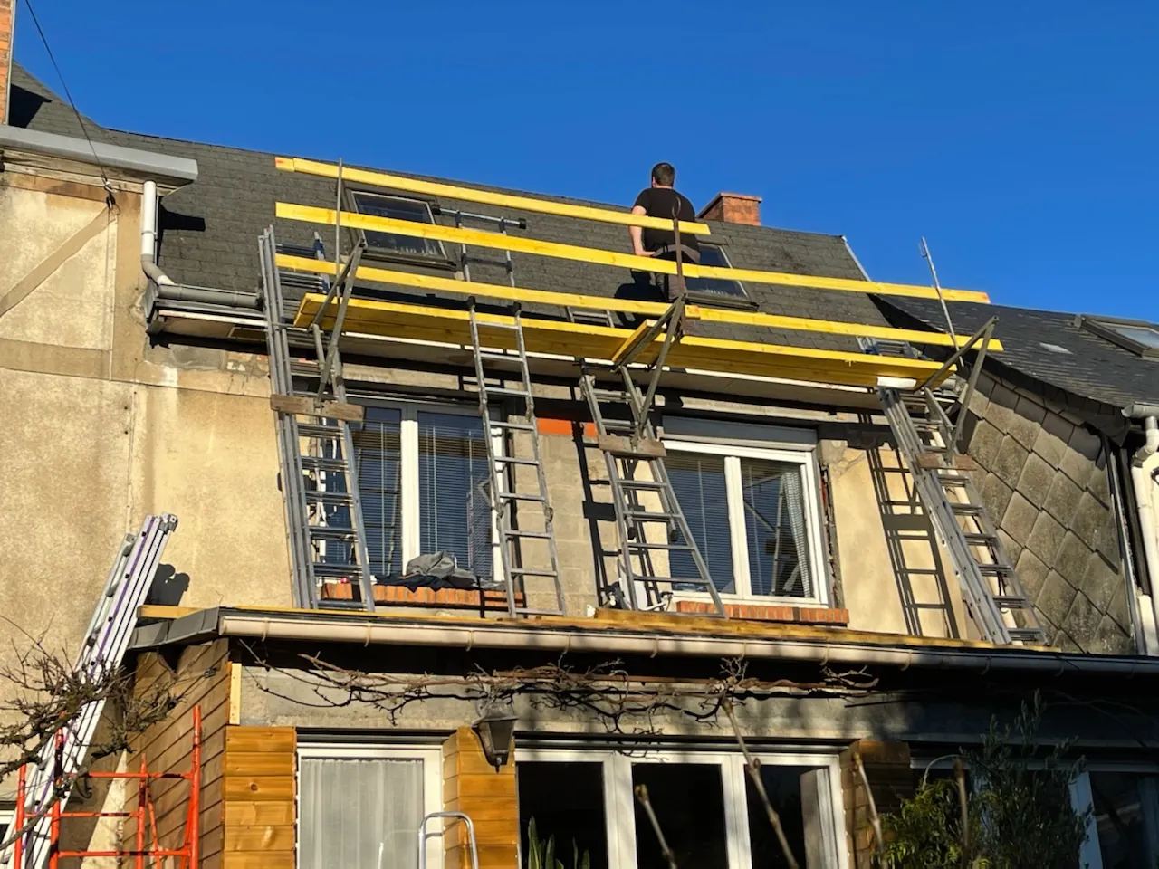 Échafaudage en façade pour la réfection d'une toiture