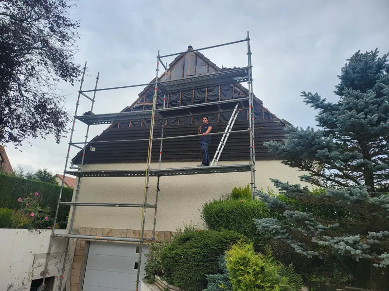 Échafaudage monté sur le pignon d'une maison pour travaux de toiture