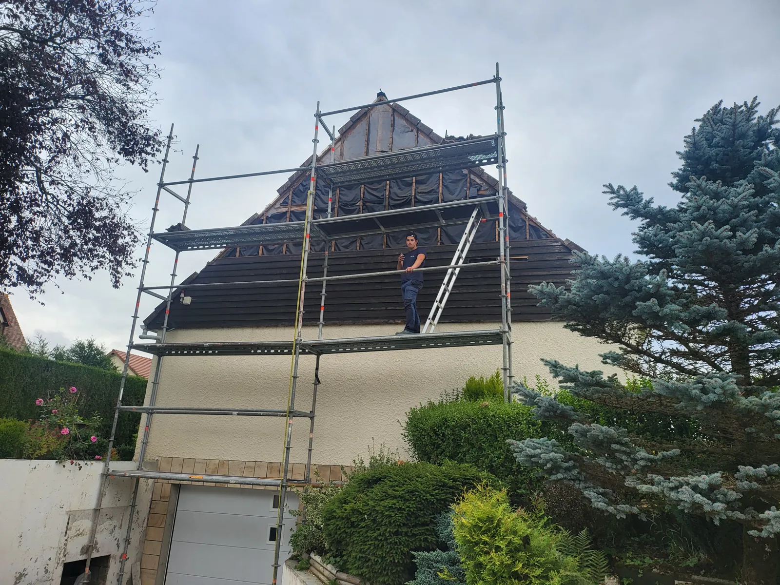 Échafaudage monté sur le pignon d'une maison pour travaux de toiture