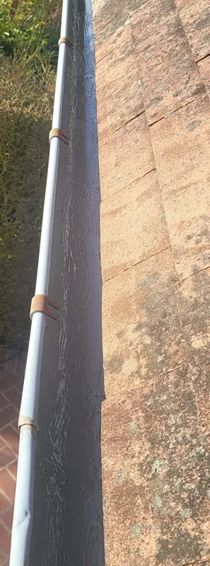 Gouttière pendante en zinc le long d'un pan de toiture