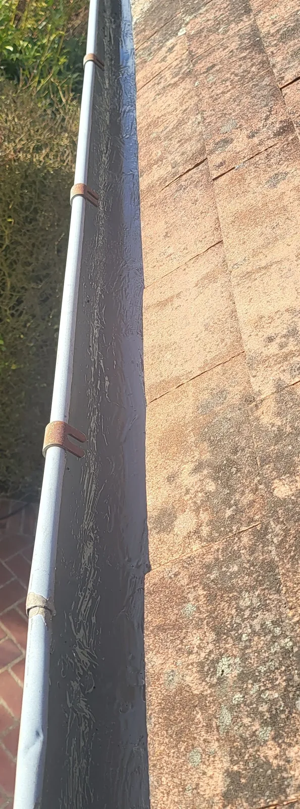 Gouttière pendante en zinc le long d'un pan de toiture