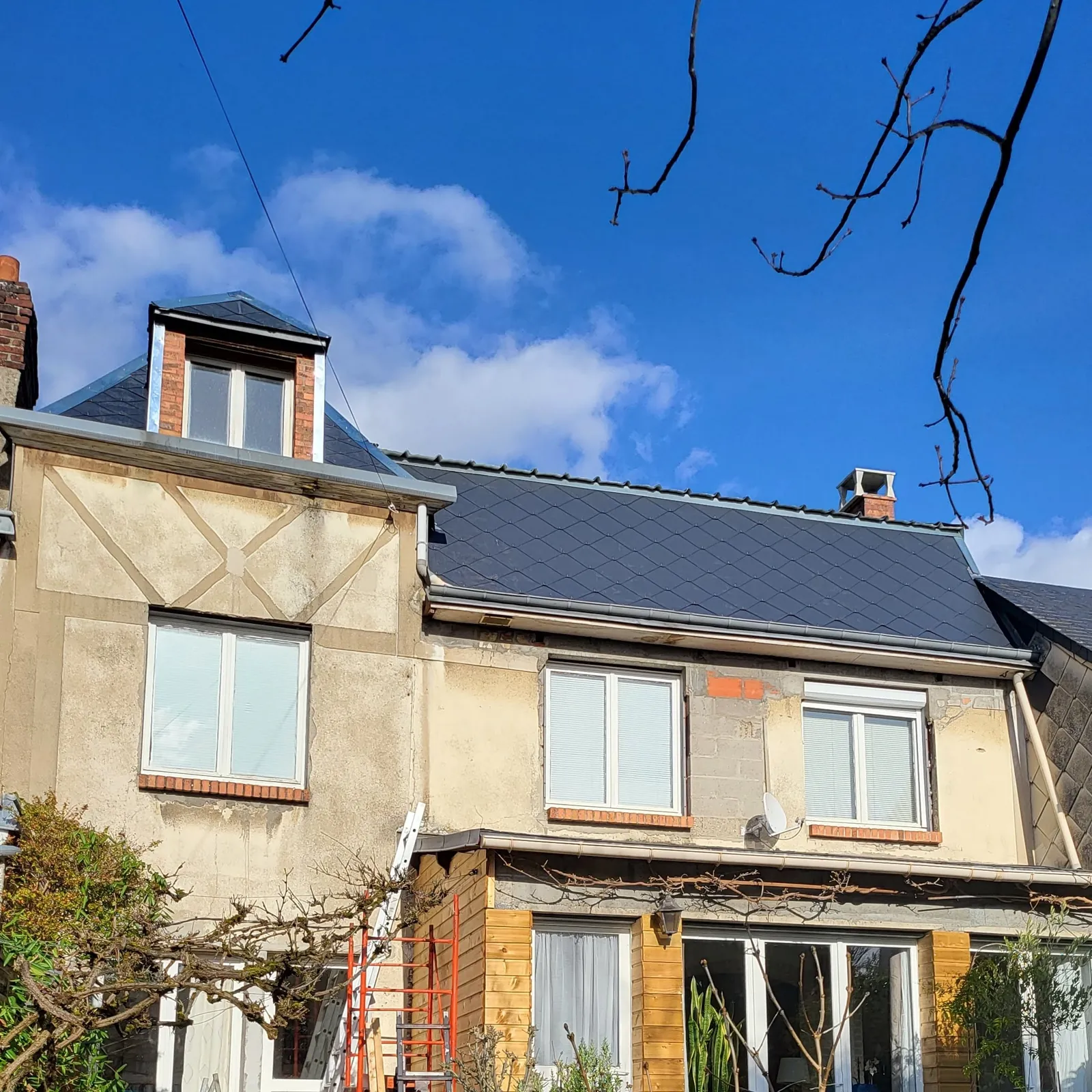 Maison de ville avec couverture en ardoise et lucarnes
