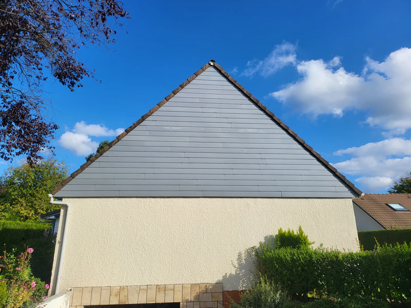 Pignon d'une maison couvert d'ardoises