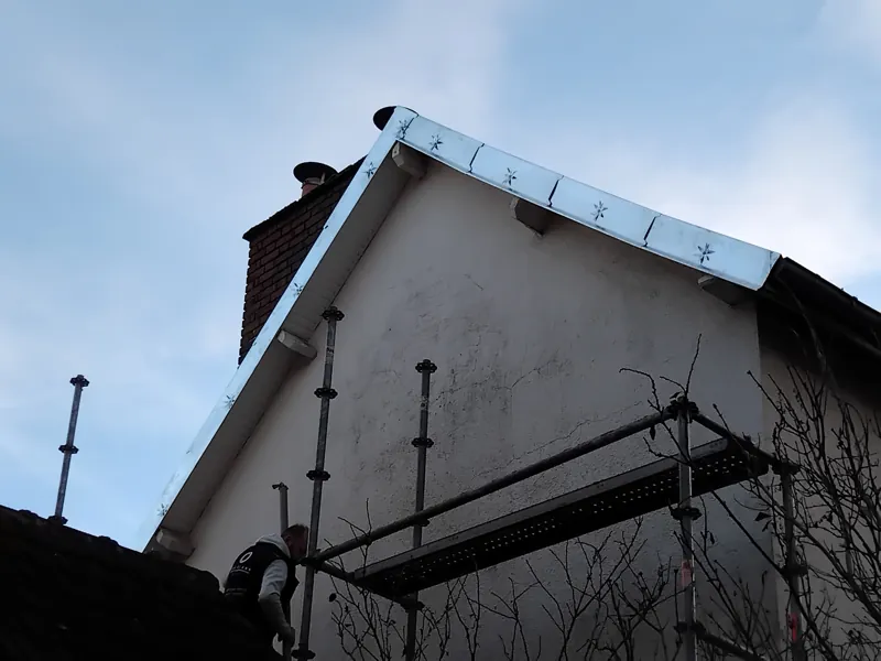 Rive en zinc neuve sur le pignon d'une maison