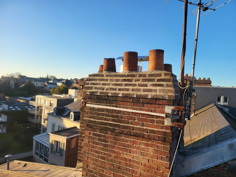 Souches de cheminée en brique au-dessus des toits de la ville