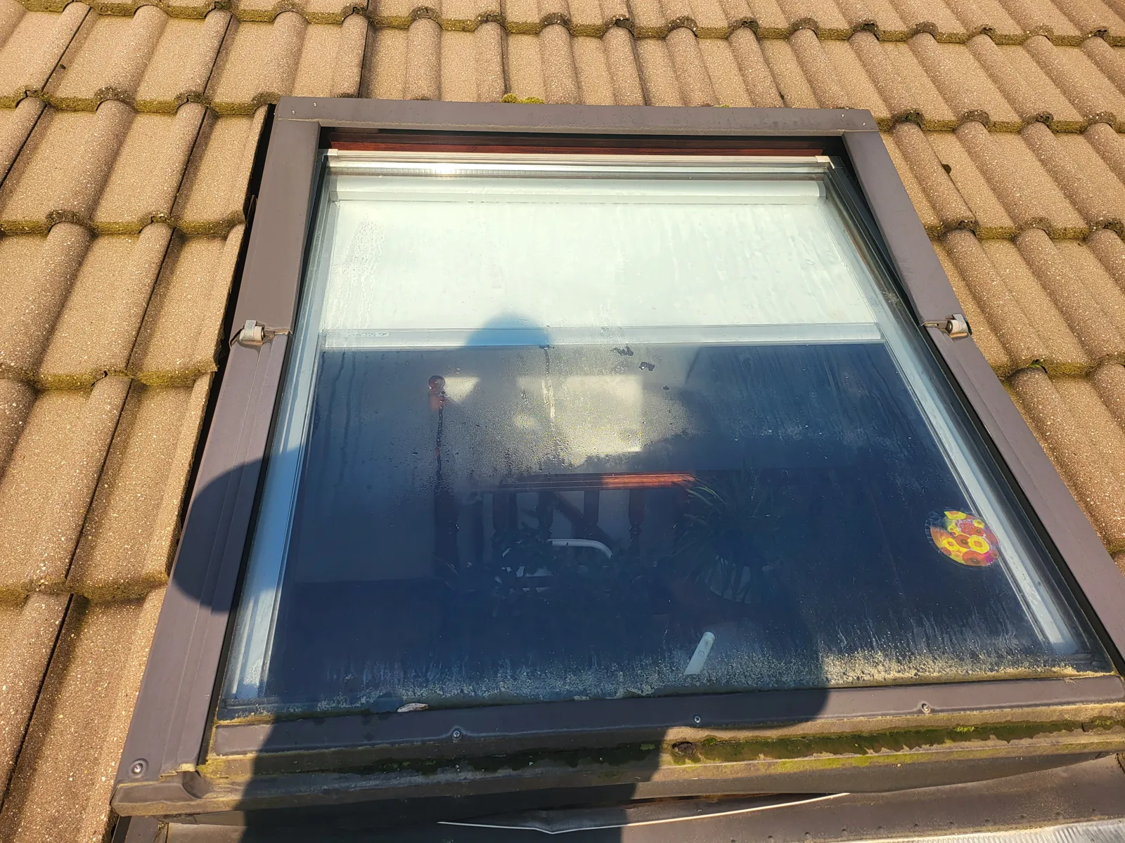 Fenêtre de toit et son raccord dans une toiture en tuiles